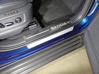 Накладки на пороги на пластик шлифованный лист надпись Skoda 2 штуки для Skoda Kodiaq № SKOKOD17-24