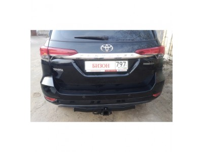 Фаркоп с хромированной накладкой для Toyota Fortuner 2017-н.в. съемное крепление шара под американский квадрат