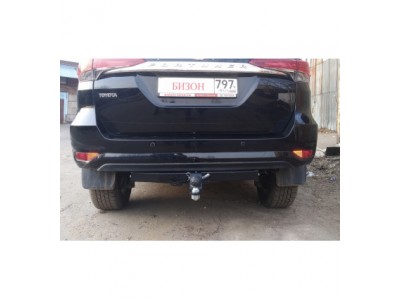 Фаркоп с хромированной накладкой для Toyota Fortuner 2017-н.в. съемное крепление шара под американский квадрат
