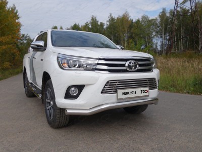 Пороги труба овальная с накладками 120х60 мм ТСС для Toyota Hilux 2015-2021